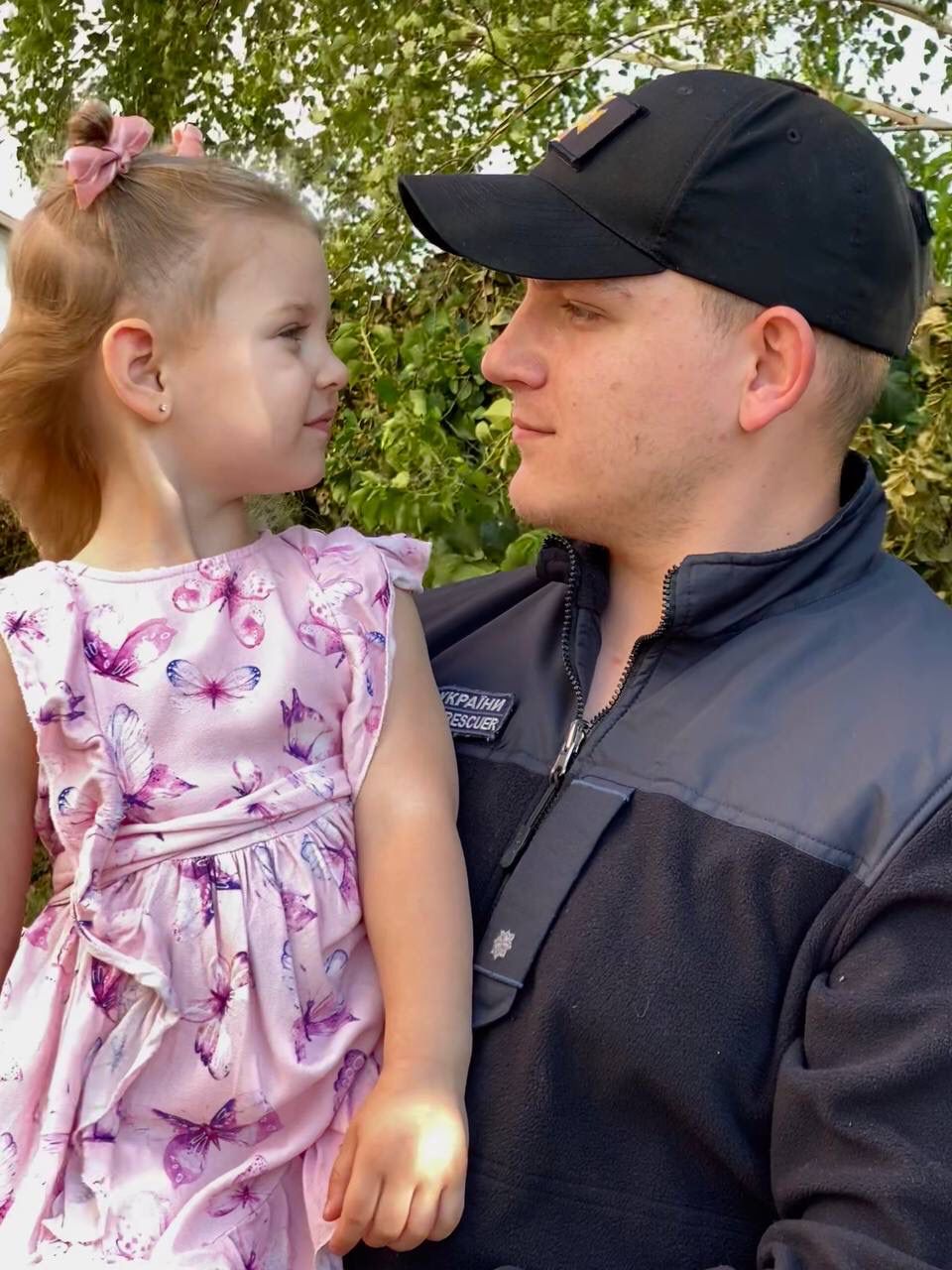 "Хочеться розірватися, щоб накрити своїх дітей собою". Історії рятувальників про батьківство під час війни